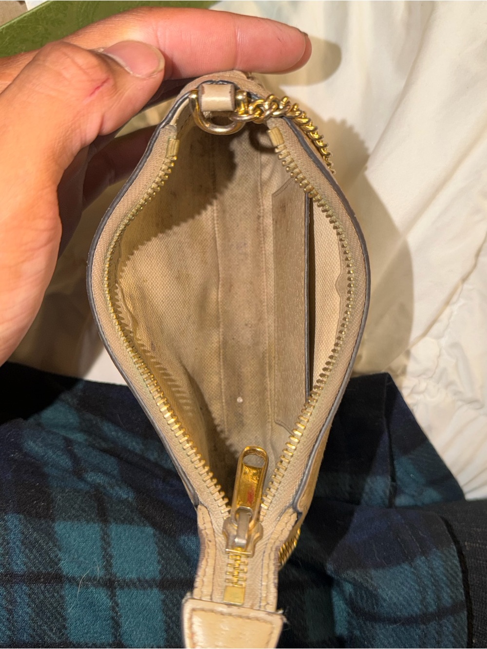 Gucci Beige GG Canvas Shoulder Bag with Gold Chain Accent - Picture 3 of 4